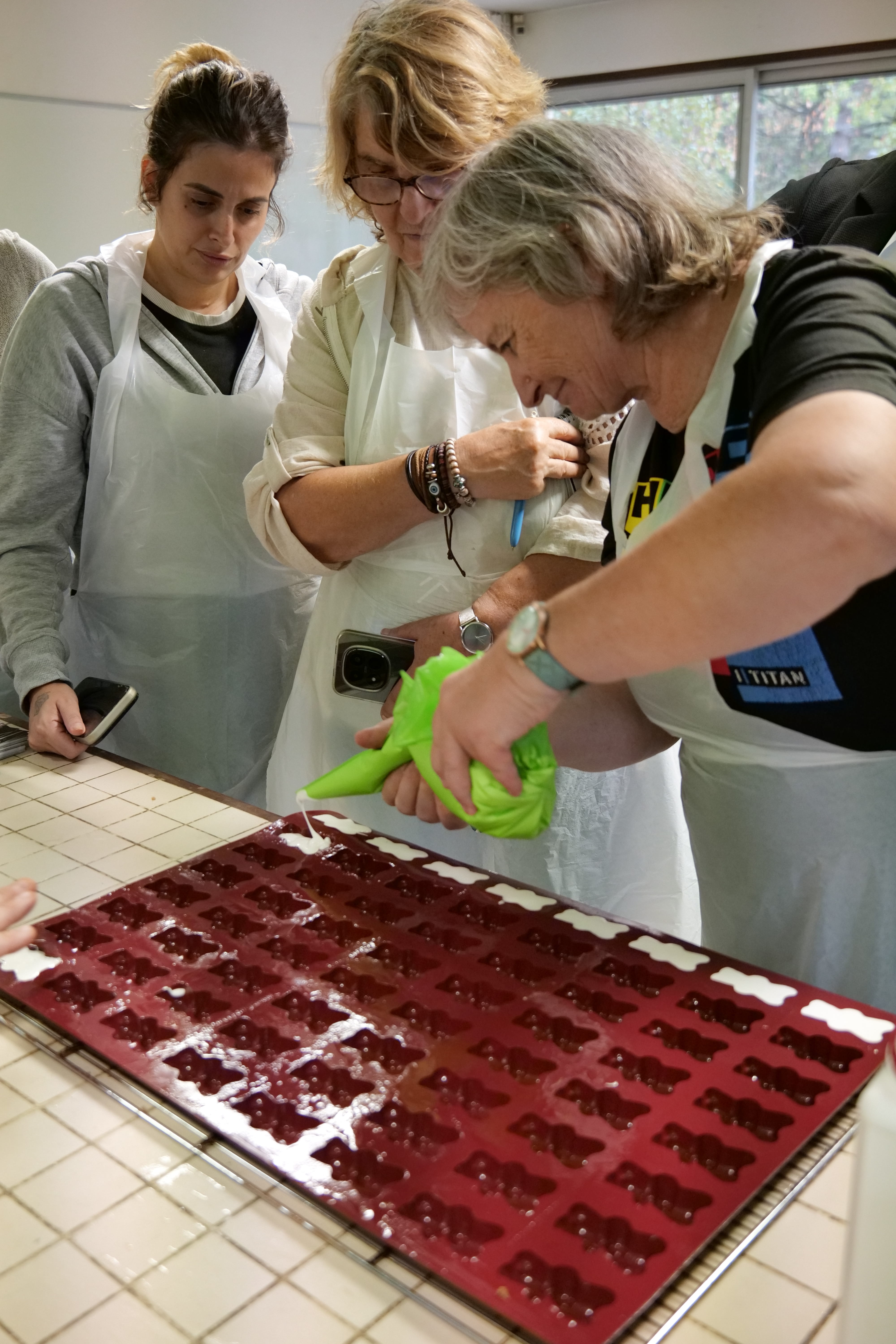 Un atelier confiserie était animé par le patissier Thierry Court à la MDH Essarts-Surieux.