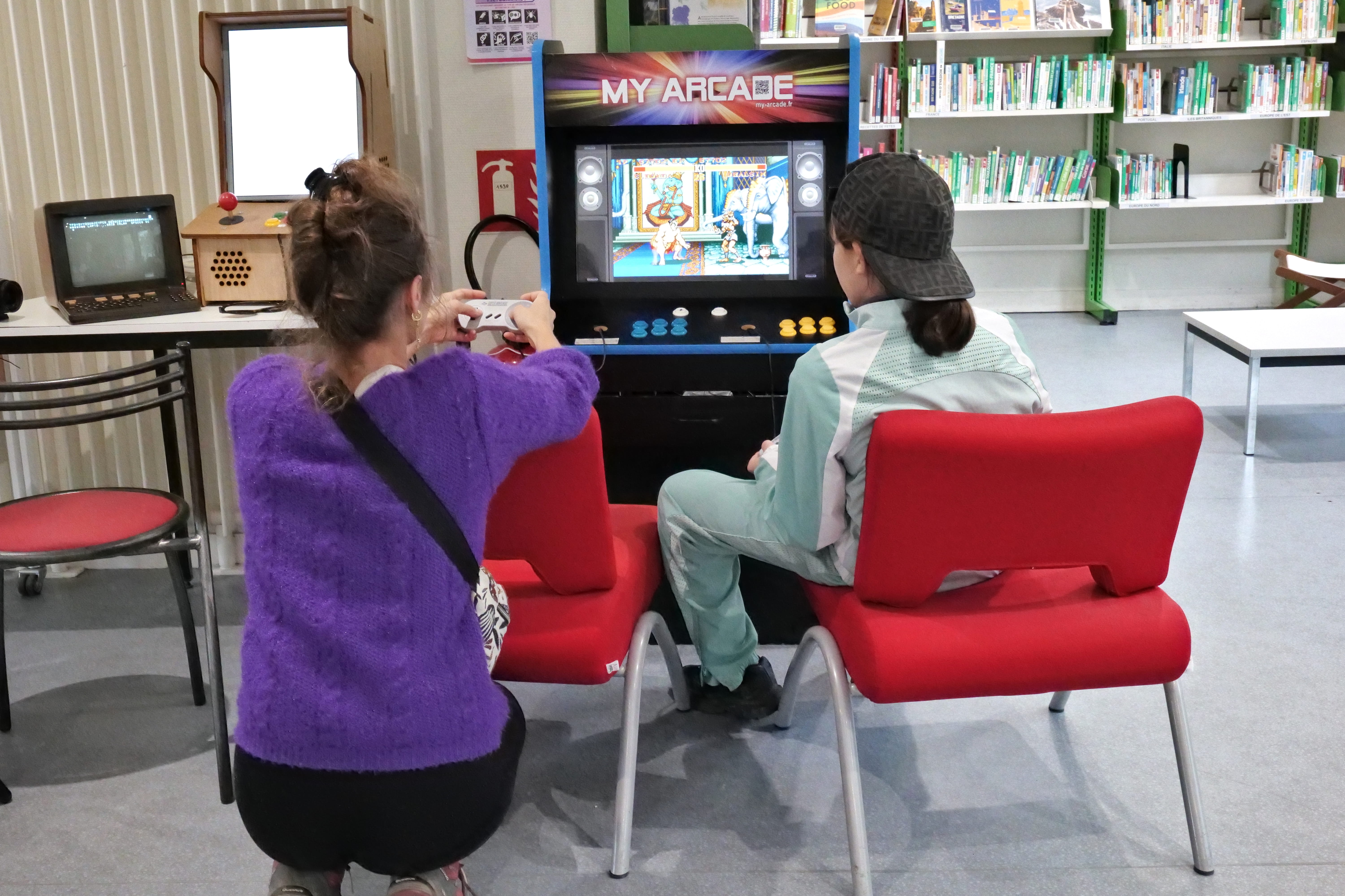 Des bornes d'arcades étaient disponibles en libre accès à l'entrée de la bibliothèque Neruda.