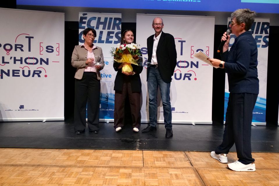 Comme chaque année, Sport[s] à l'honneur a distingué les sportifs et sportives échirollois, ici la patineuse Aurélie Leveque, félicitée par la maire Amandine Demore et le conseiller municipal Cédric Brest, en mettant, les disciplines, comme le cirque, sur le devant de la scène.