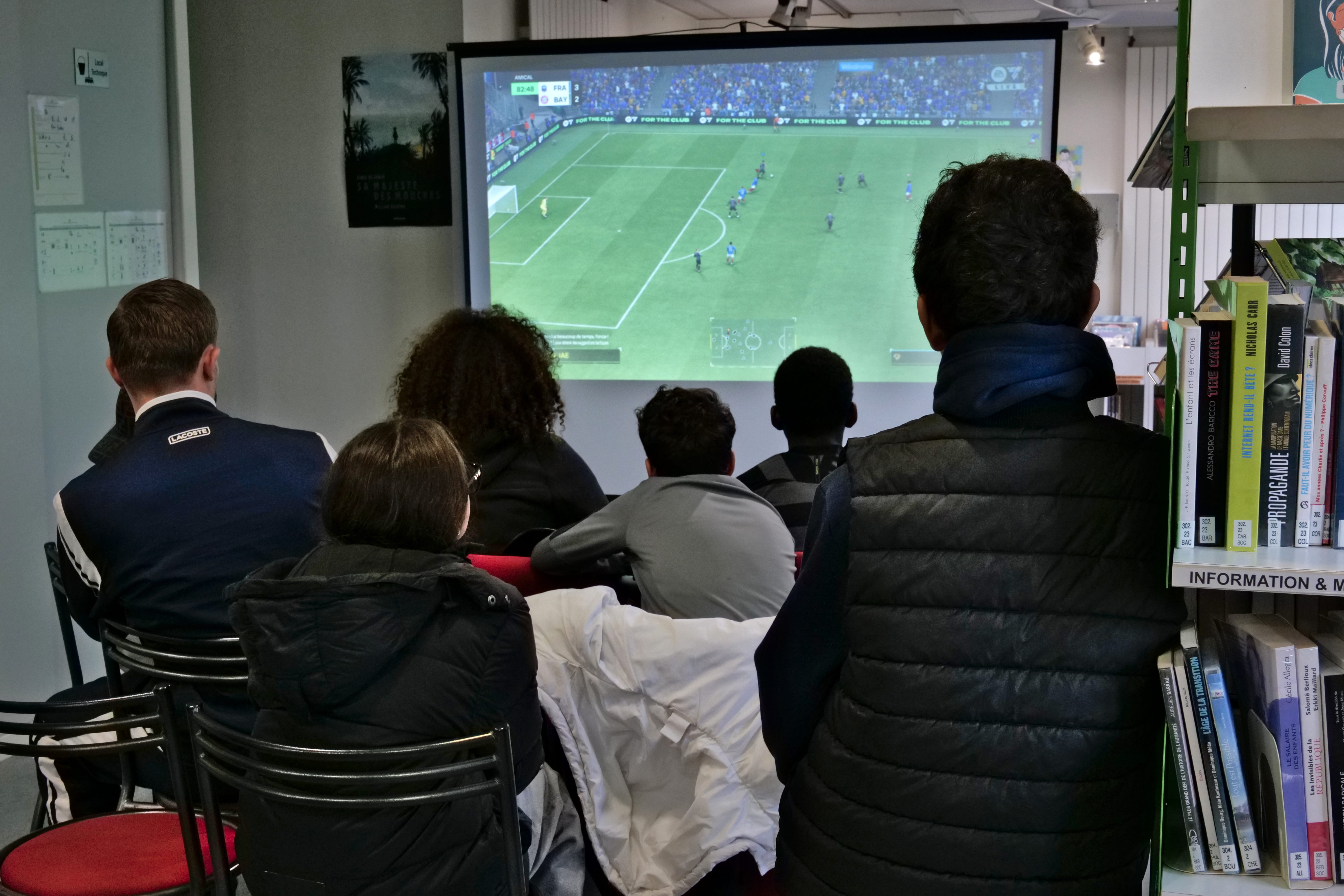 Une playstation était disponible le mercredi à Neruda.