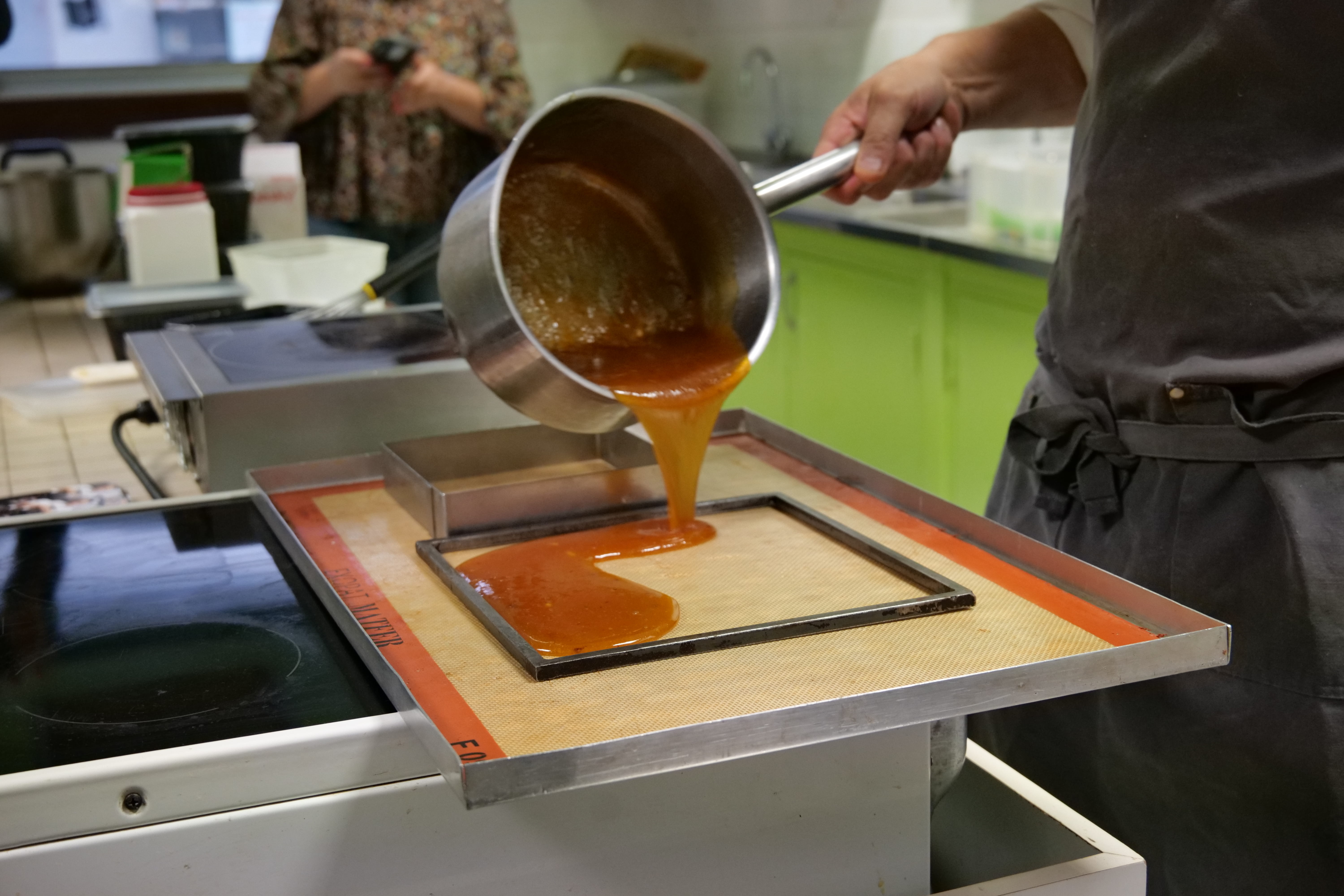 Un atelier confiserie était animé par le patissier Thierry Court à la MDH Essarts-Surieux.