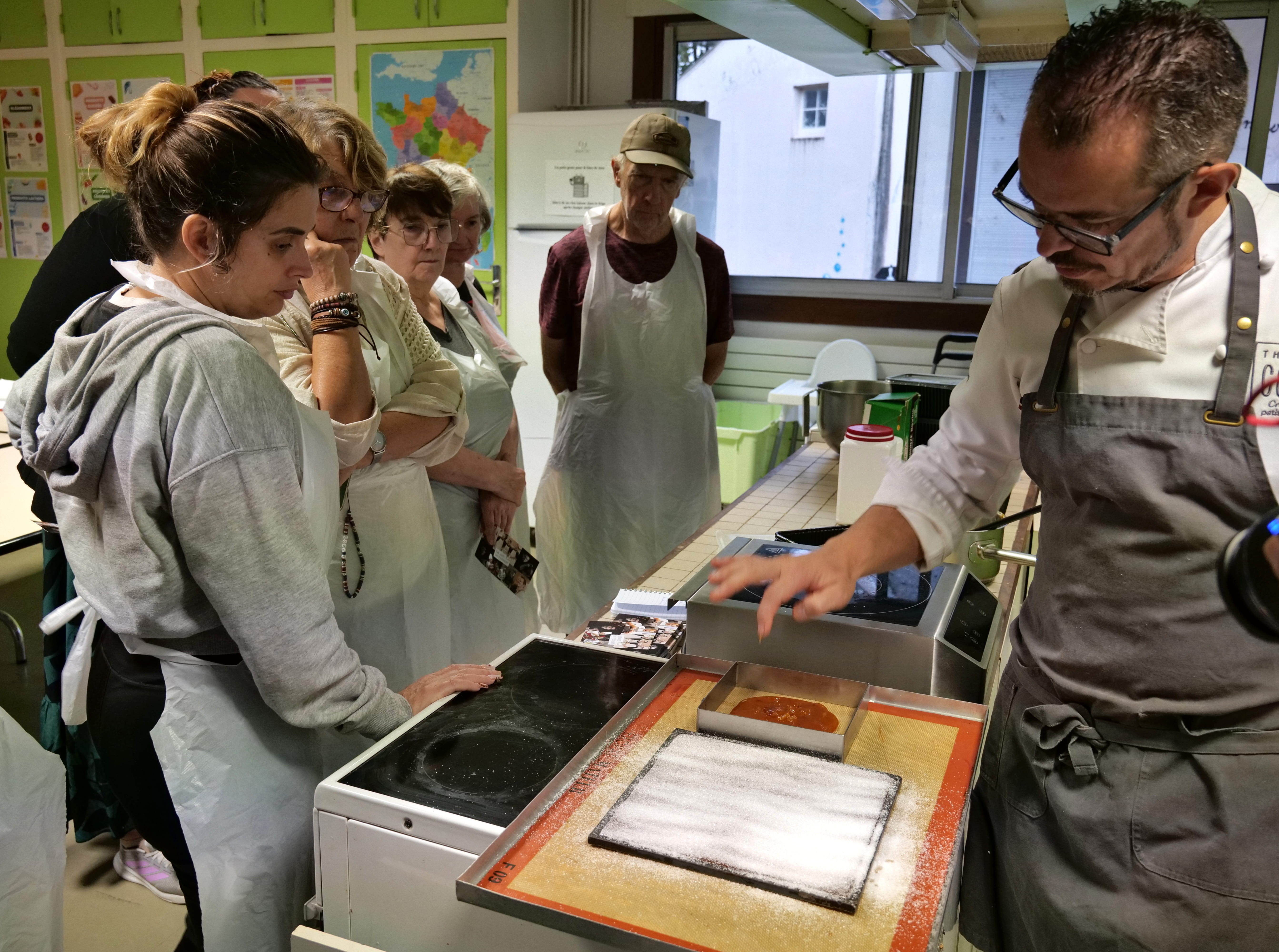Un atelier confiserie était animé par le patissier Thierry Court à la MDH Essarts-Surieux.