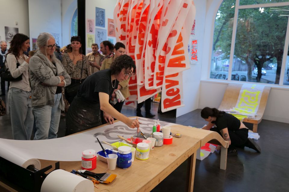 Plus qu'une simple rétrospective de l'histoire du mouvement punk, l'exposition Périscopies insiste sur les manières de faire des artistes issus de ce courant, et incite à faire, à l'image de la performance d'Hélène Marian et de l'atelier de création de masques par les enfants le soir du vernissage.