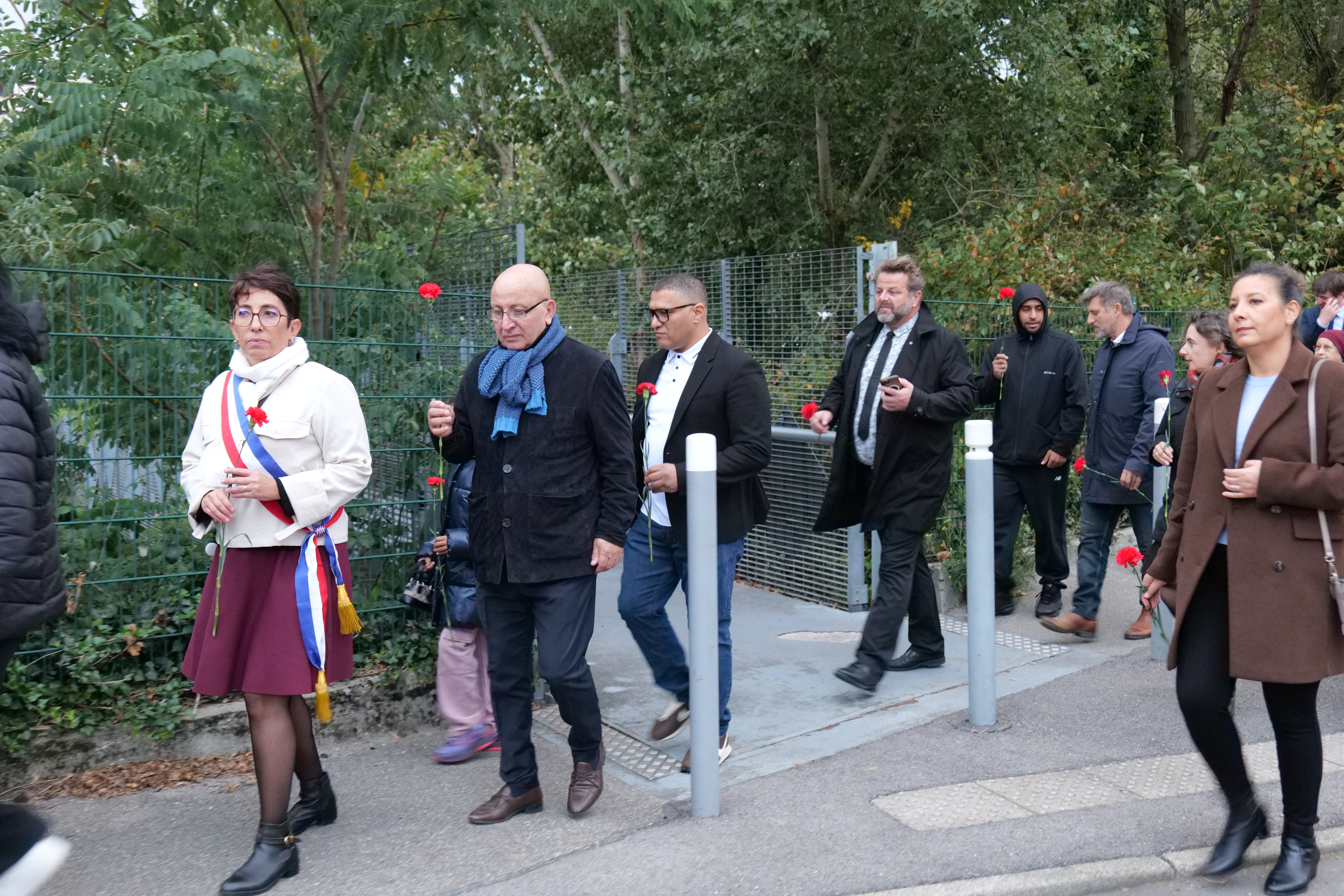 En chemin pour le dépôt des fleurs dans le canal