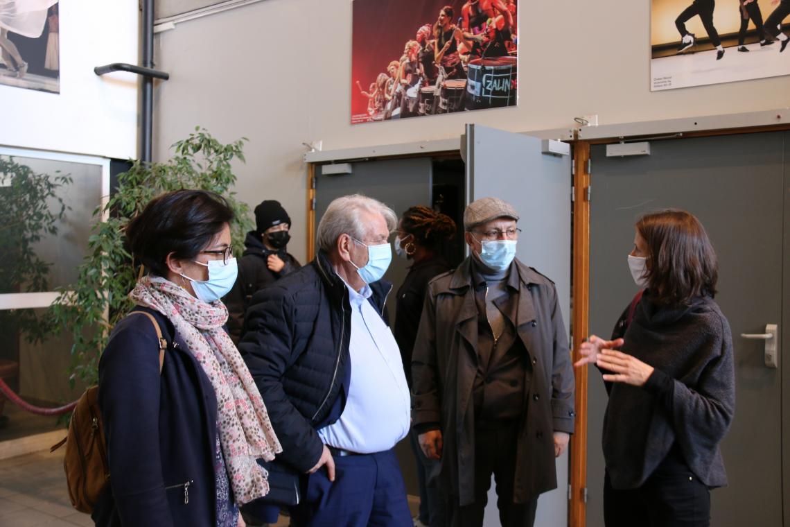 Photo des élu-es en pleine discussion avec les organisateurs du projet concernant les objectifs de cette semaine artistique