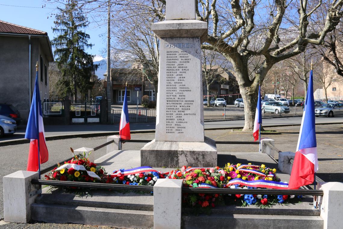 Vue sur les gerbes déposées au Monument aux morts place de la Libération