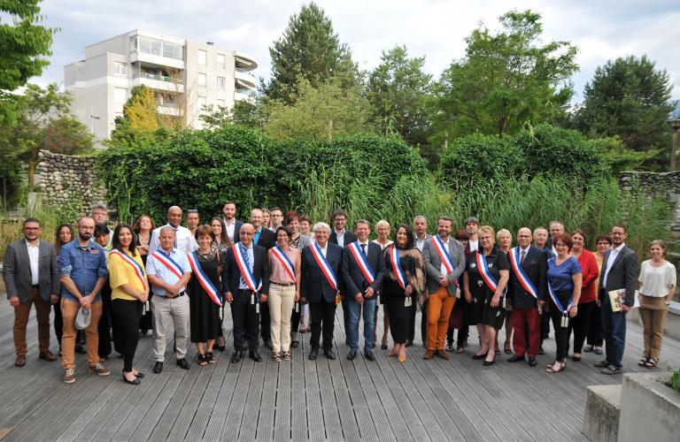 L' équipe municipale 2020-2026 pose pour la photo officielle du mandat.