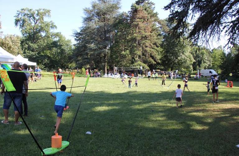 Au milieu du parc, enfants et adultes se retrouvent au milieu d'activités sportives et culturelles. Des terrains de volley sont installés.