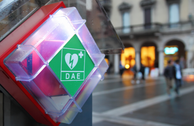 Photo d'un DAE dans l'espace public