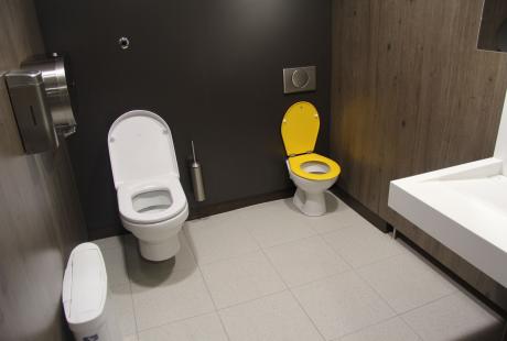  Les toilettes ont été entièrement recomposées, avec des aménagements adaptés aux enfants.