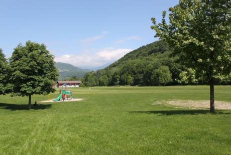 La vaste étendue verdoyante du parc Robert-Buisson au pied de la Frange Verte