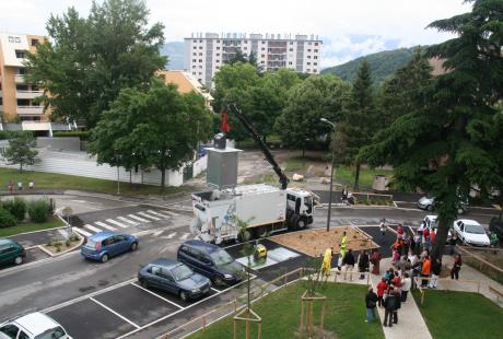Enlèvement par Grenoble-Alpes Métropole des nouveaux conteneurs enterrés pour les déchets rue Galilée.