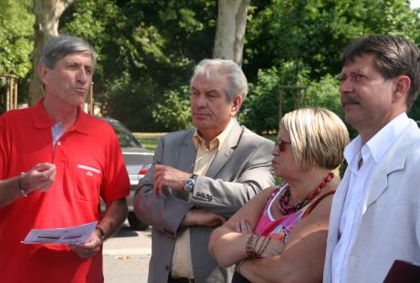 les élus de la Ville d’Echirolles avec le promoteur des Parnasses, une résidence accueillant des propriétaires