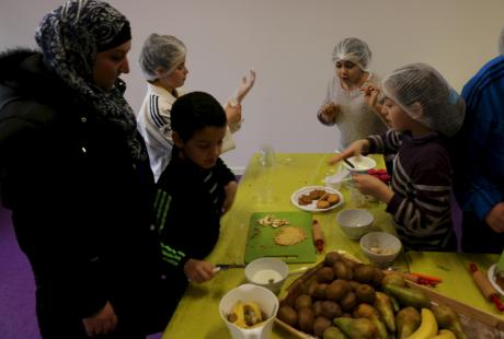 Enfant se faisant leur goûter