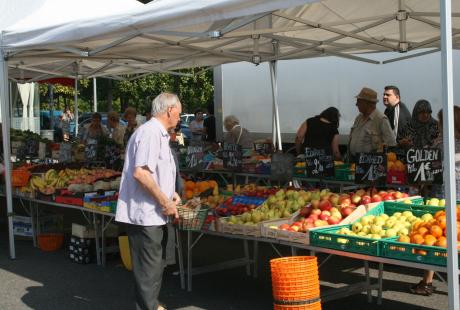 Marché du centre ville sur le parking du cinéma