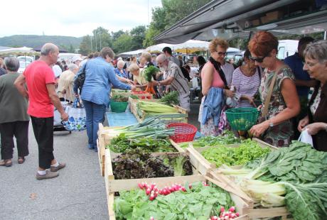 Marché P'tit Floréal, où sont disposés des légumes