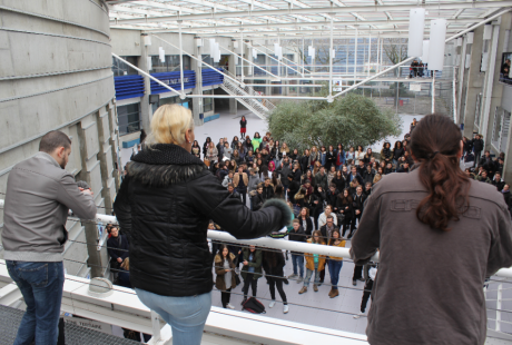 Des élève présentent leur travail au lycée Marie-Curie.