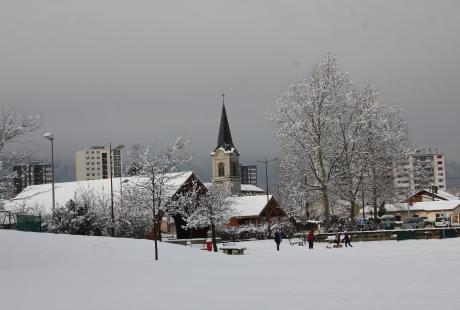 La Frange Verte, la halle du Vieux Village et l'église Saint-Jacques, sous la neige