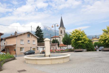 La fontaine de la place Baille-Barrelle et l'église Saint-Jacquyes