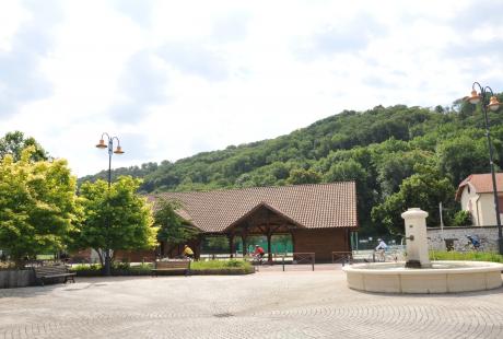 La place Baille-Barrelle, la halle du Vieux Village et la Frange Verte