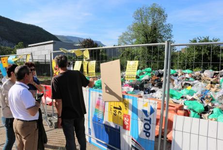 Habitant-es devant les déchets rammassés