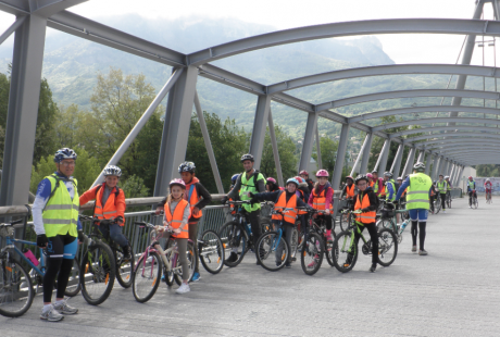 Les enfants sur le pont enjambant la rivière du Drac