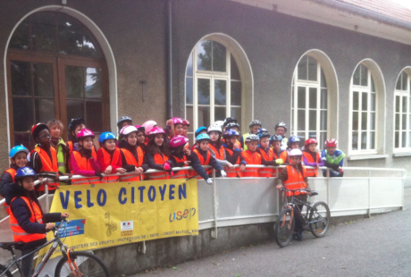 Les enfants et leurs encadrant-es avant le départ devant l'école Langevin