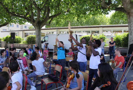 Les classes à horaires aménagés musicales de l'école Delaune présentent leurs instruments