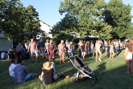 Le public danse dans le jardin de l'Evêché