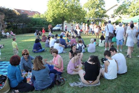 Le public pique-nique dans le jardin de l'Evêché