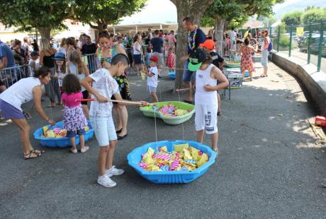 Pêche à la ligne à la kermesse de l'école Joliot-Curie