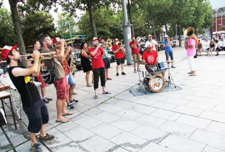 La fanfare 38 Tonnes sur la place des cinq Fontaines