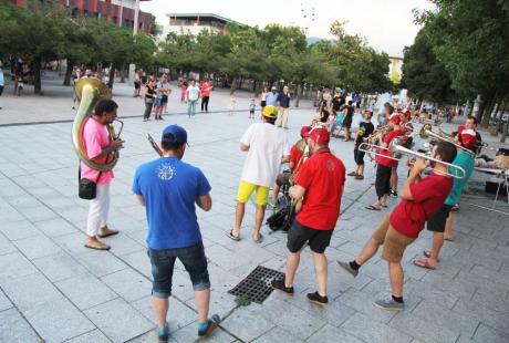 La fanfare 38 Tonnes sur la place des cinq Fontaines