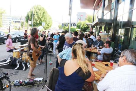 Le groupe Canel Wine Pear devant le restaurant Les Trois Brasseurs