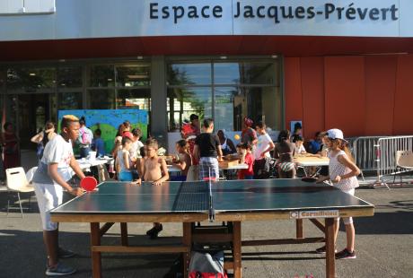 Destination été 2017 devant l'Espace Jacques-Prévert