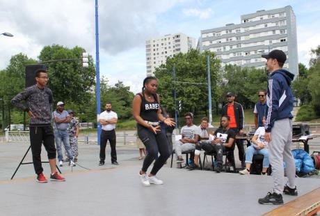 Battle de hip-hop devant La Butte