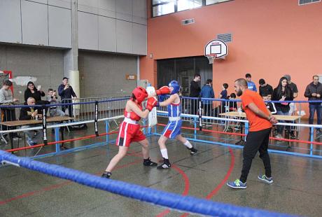 Combat de boxe éducative à La Butte