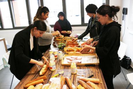 Préparation des repas à la Maison des habitants Village Sud