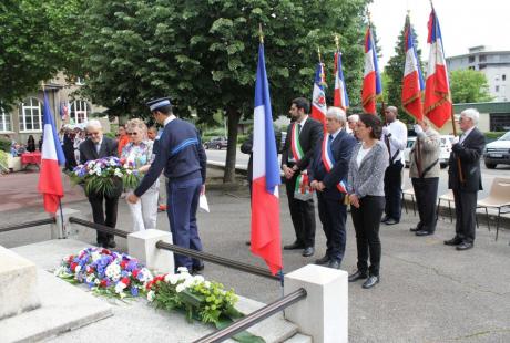 Dépôt de gerbes au Monument aux morts, place de la Libération