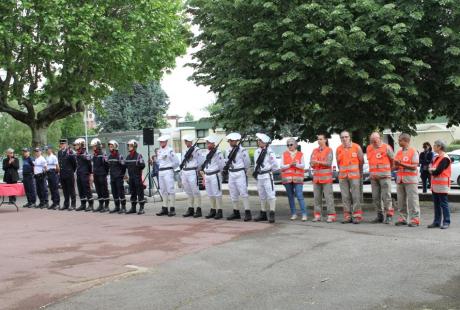 Les délégations de la police municipale, des sapeurs-pompiers, de la 27e brigade d'infanterie de montagne et de la Croix-Rouge française