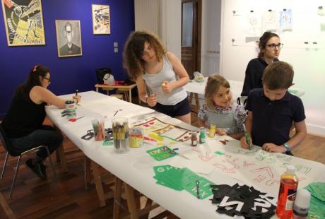 Atelier de création collective d'une banderole au musée Géo-Charles