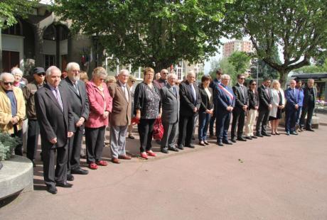 L'ensemble des personnalités et des associations d'anciens combattants lors de la minute de silence