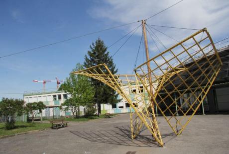 Le “Pavillon Fuller” sculptera en quelque sorte la cour du lycée durant au moins plusieurs mois