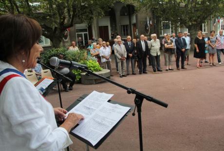 L'adjointe Jacqueline Madrennes lisant le discours du 74e anniversaire de la libération de la Ville d'Echirolles