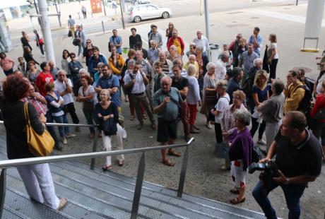 Arrêt devant l'escalier au sud, en face de la patinoire Polesud