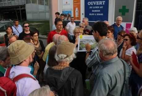 Echanges devant la pharmacie qui donne sur le parking au nord