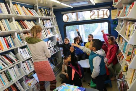 Des élèves de l'école Joliot Curie visitent le Bouquinbus