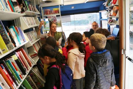 Des élèves de l'école Joliot Curie visitent le Bouquinbus