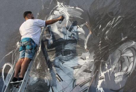 Réalisation de la fresque par le street artiste Hopare