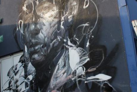 Réalisation de la fresque par le street artiste Hopare